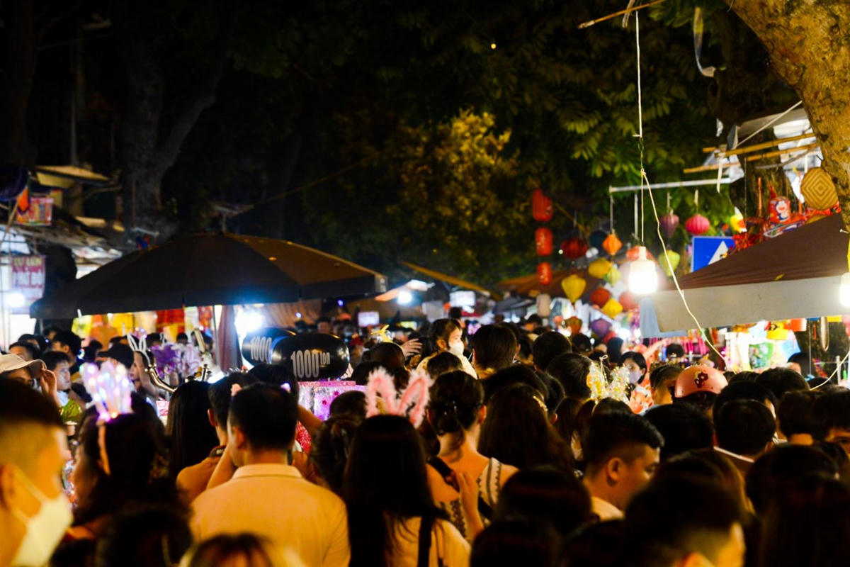 Phố Hàng Mã 'thất thủ' trong đêm trước Rằm Trung thu