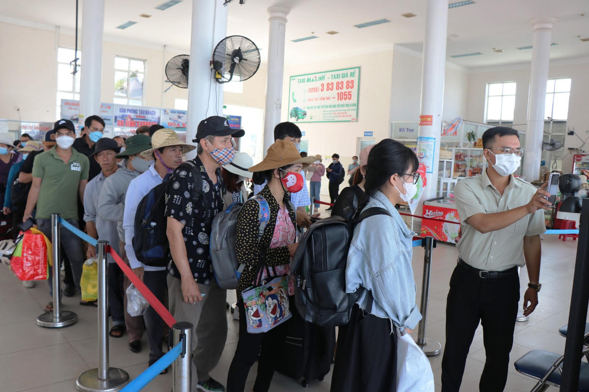 Du khách làm thủ tục ở cảng Sa Kỳ trước khi ra đảo Lý Sơn.
