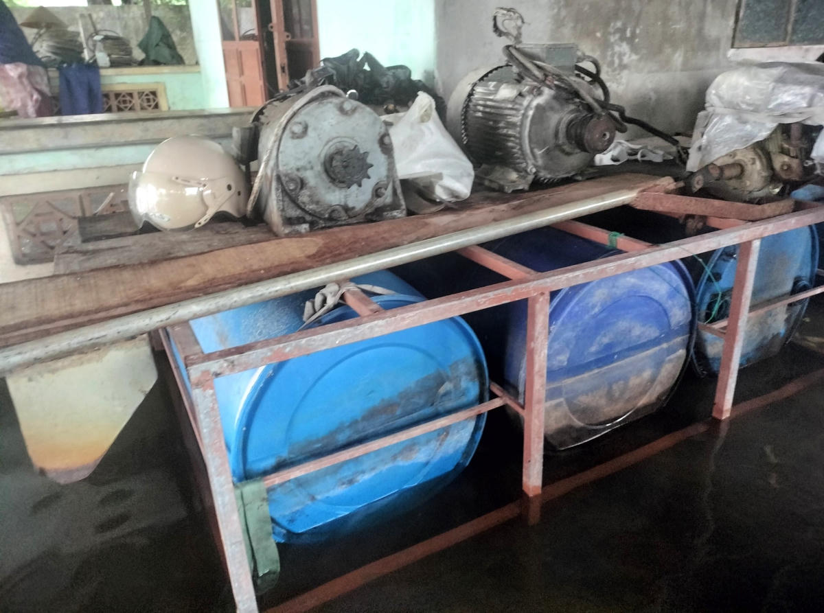 Những chiếc bè làm bằng thùng nhựa của gia đình ông Cư.