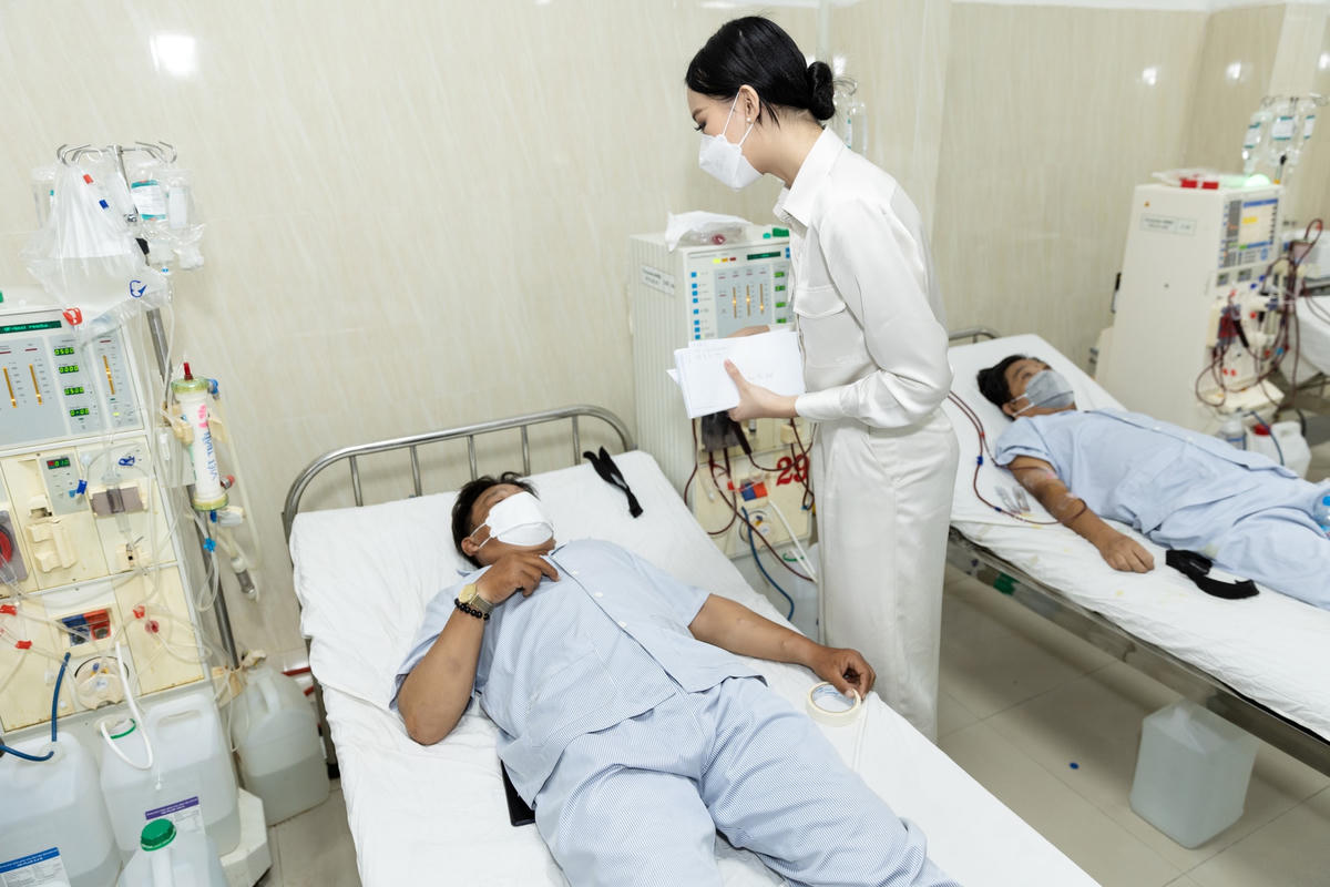 Á hậu Bảo Ngọc được người hâm mộ vây kín khi về quê