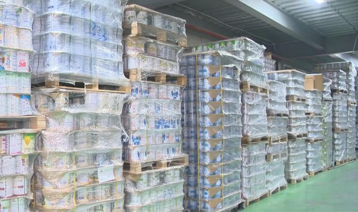 Kho hàng trong đường dây sản xuất 573 loại sữa bột giả. Ảnh: VTV.