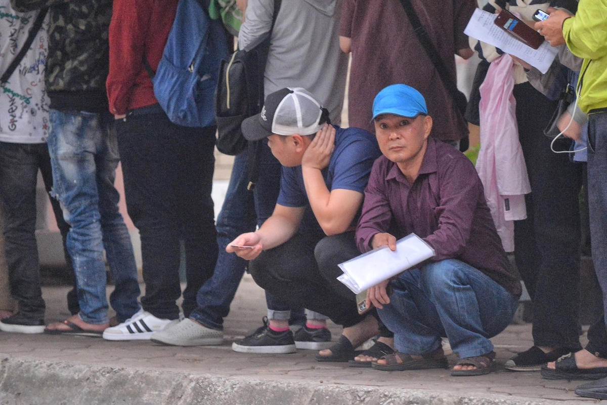 “Tôi rất vui mừng khi được cầm phiếu trên tay. Hai lần trước tôi đến muộn, hết số nên đành phải về”, anh Tuấn Anh cho hay.