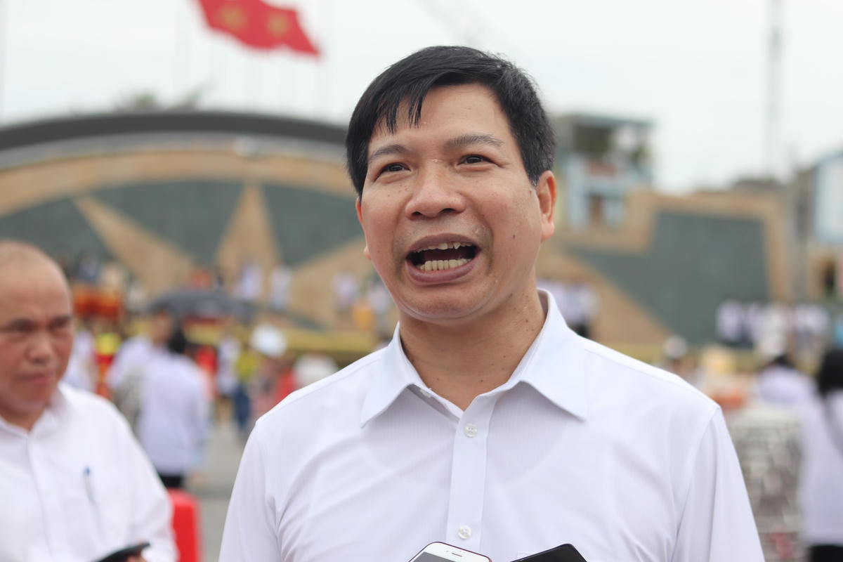 Ông Trần Văn Thức, Giám đốc Sở GDĐT xúc động vì có hàng nghìn người dân đã đến tiếp lửa cho quán quân Xuân Mạnh.