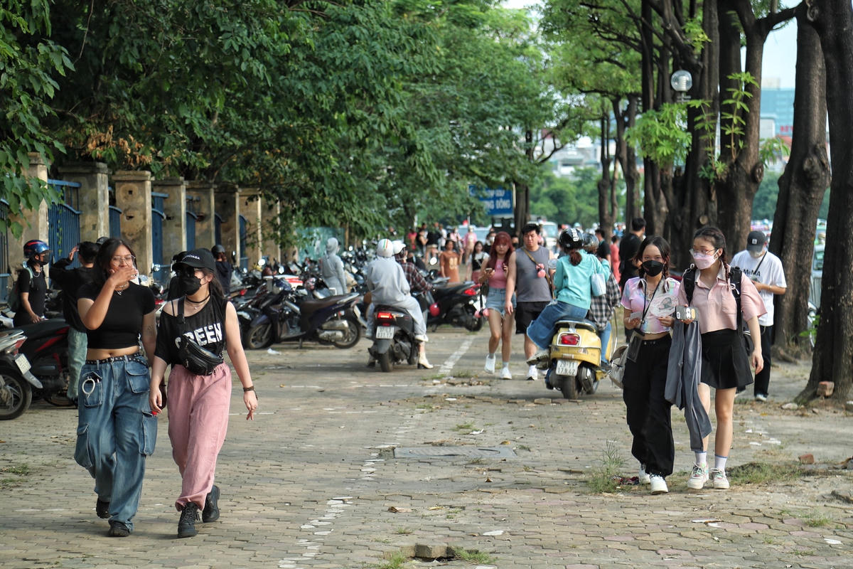 Bãi xe không phép ngang nhiên xé rào thu tiền trên vỉa hè.