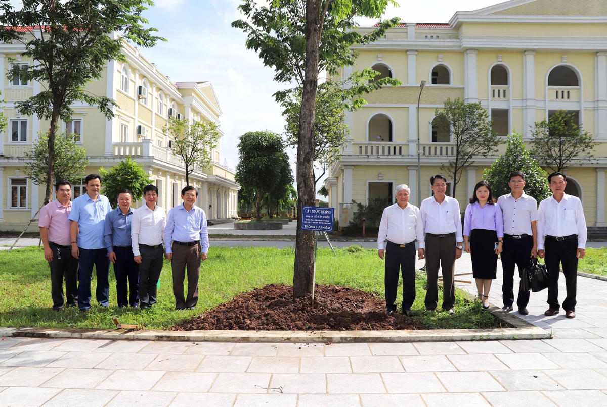 Chủ tịch Đỗ Văn Chiến trồng cây lưu niệm tại khuôn viên Trung tâm Bồi dưỡng cán bộ và Nghiên cứu khoa học MTTQ Việt Nam.