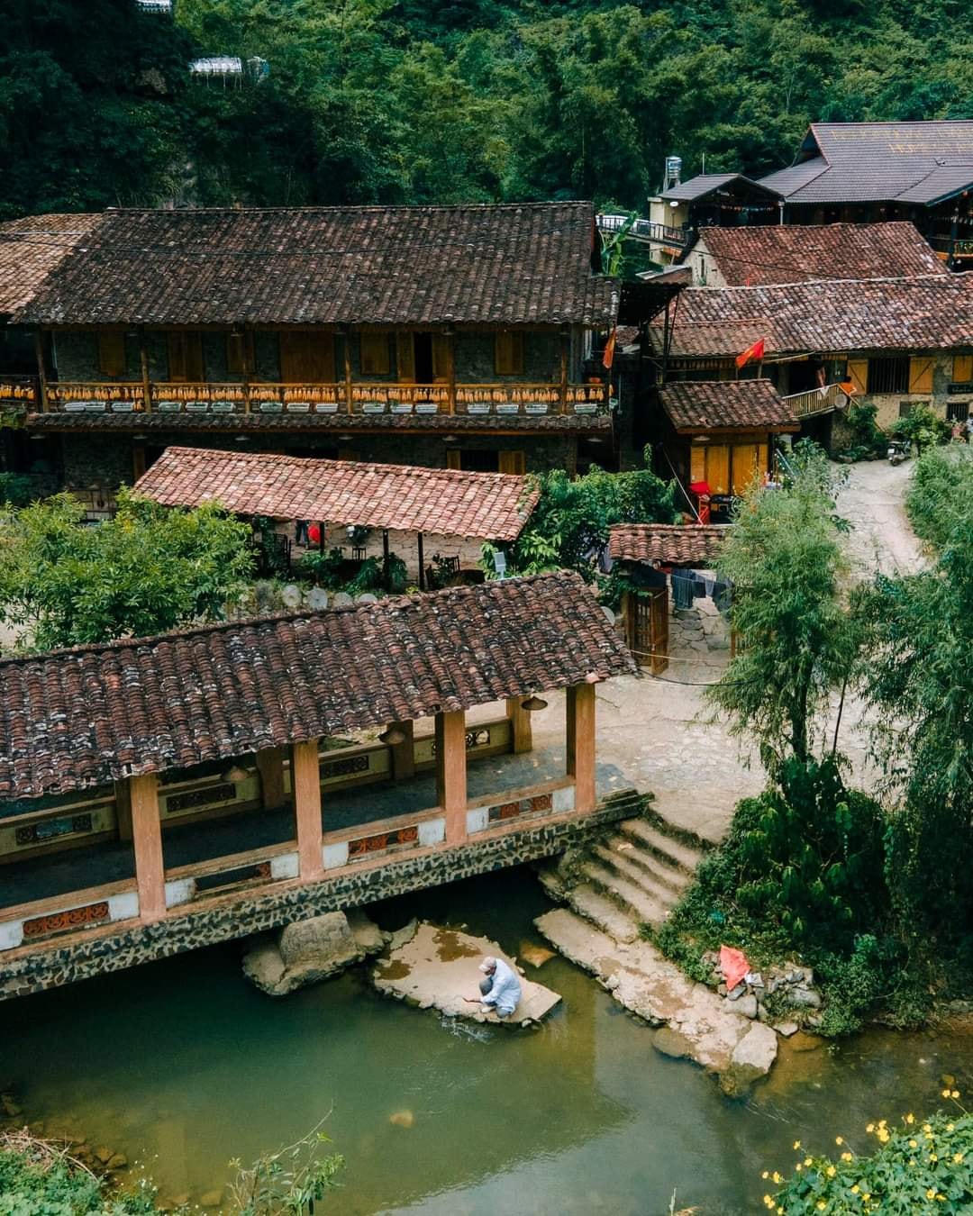 Chính nét bình yên, kiến trúc cổ kính nên bản làng vùng biên cương này luôn thu hút được lượng lớn du khách từ mọi nơi ghé thăm hằng năm.  
