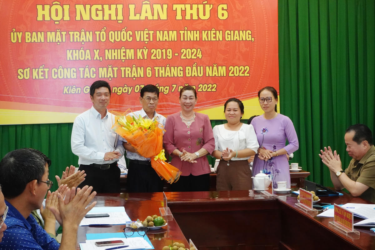 Tặng hoa, quà cho các uỷ viên. 