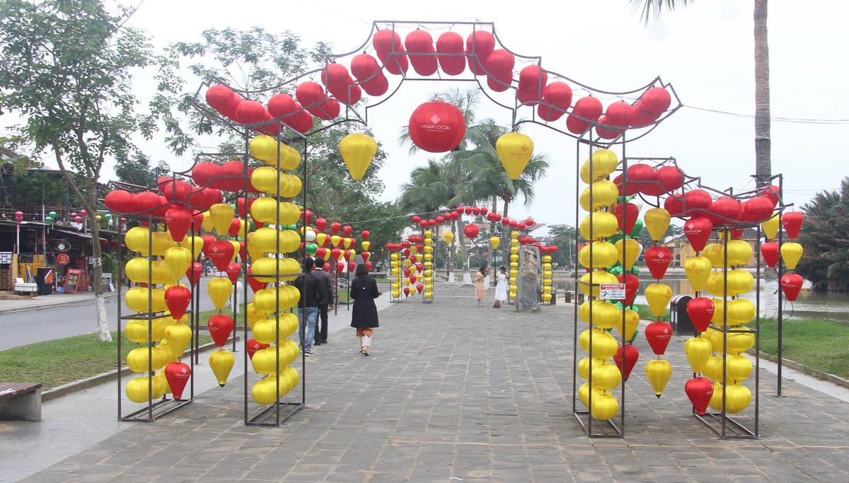 Một con đường ở phố cố Hội An được trang trí lồng đèn.