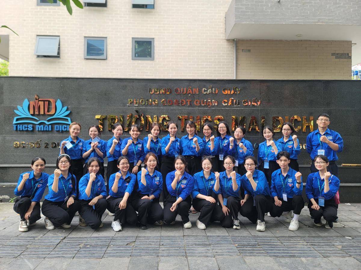 Sinh viên tình nguyện tranh thủ ngỉ ngơi, giải lao trong lúc thí sinh làm bài thi.