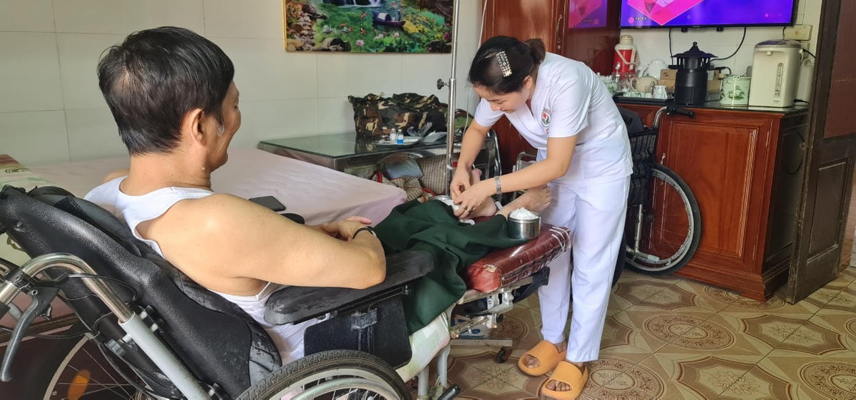 Nữ điều dưỡng Lê Thu Huyền chăm sóc cho thương binh Đỗ Cương Lĩnh.