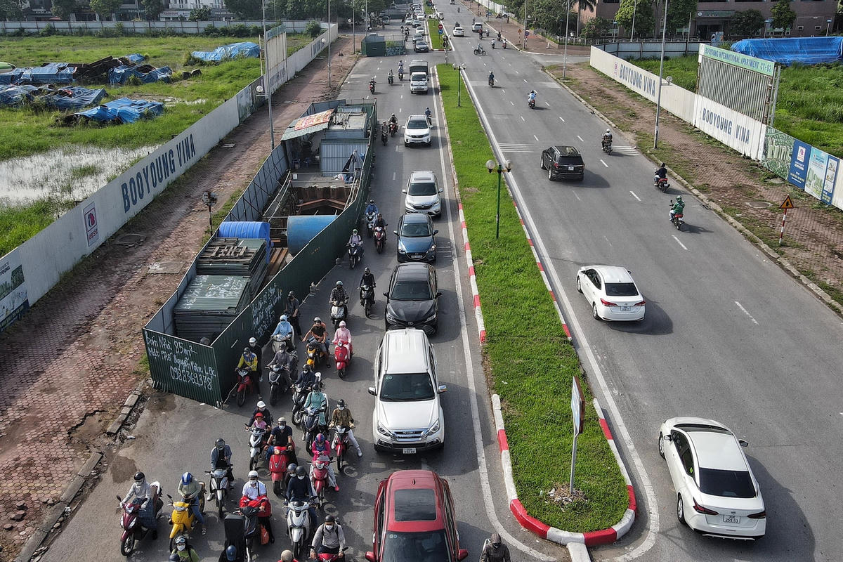 Dòng xe máy, ô tô di chuyển khó khăn vào giờ cao điểm.