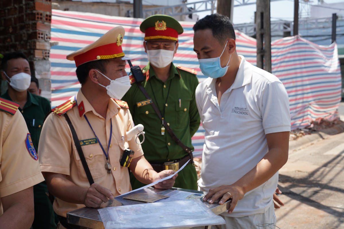 Tài xế phương tiện đưa đón học sinh trường liên kết quốc tế Inschool đang cố gắng thanh minh với lực lượng chức năng. Trung tá Phan Văn Tuyến, Đội CSGT-TT thành phố Long Khánh khẳng định, lãnh đạo đơn vị rất nghiêm khắc và công tâm trong việc lãnh đạo, chỉ đạo thực hiện việc kiểm tra chuyên đề này trên tinh thần không có "vùng cấm". Ảnh: Mạnh Thìn.