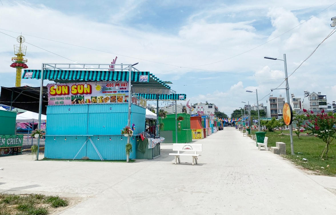 Đất công cộng nhưng doanh nghiệp vào khai thác lập các ki ốt thu tiền khoảng 40 triệu đồng/1 ki ốt trong vòng 2 năm.