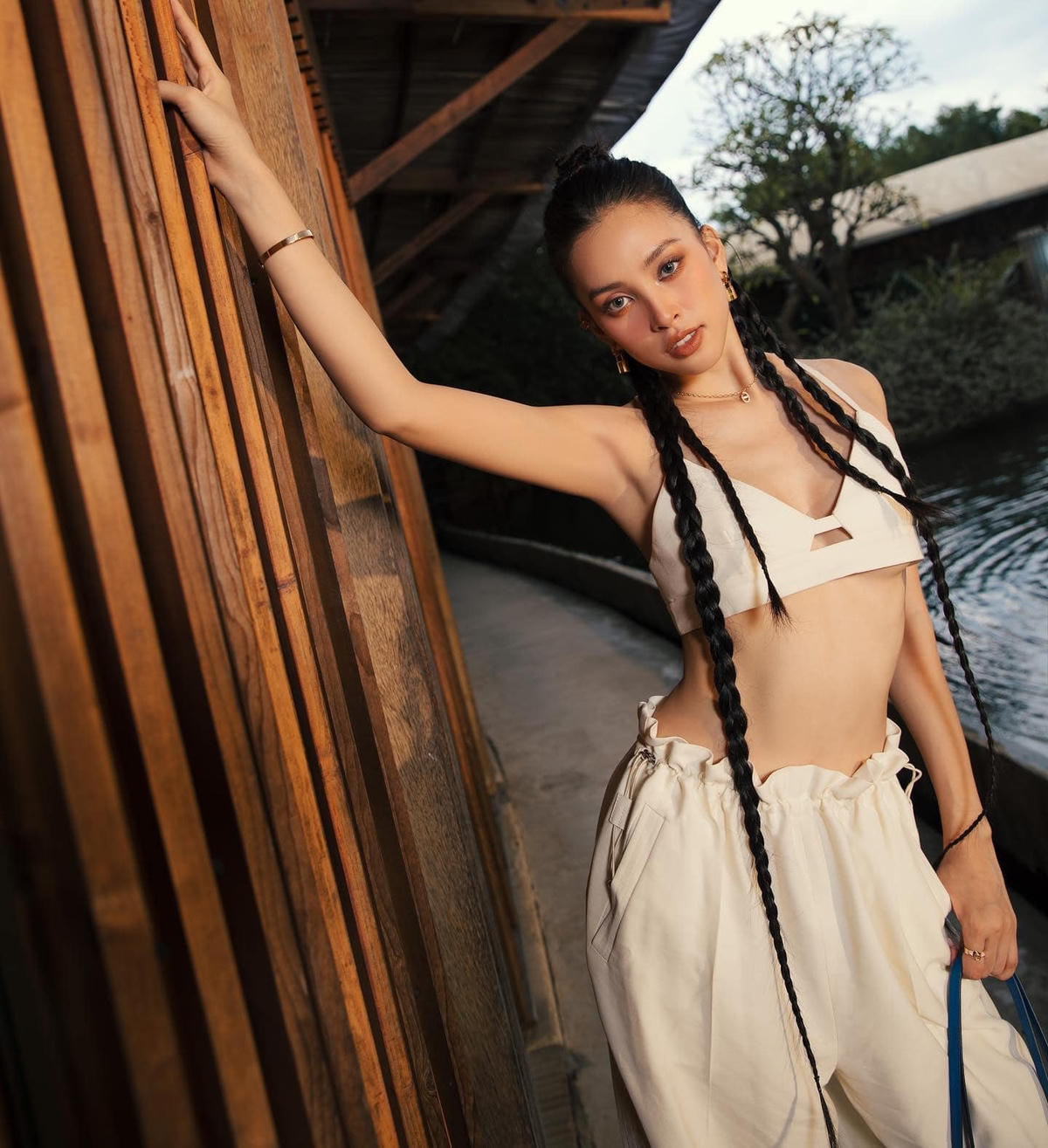 ... cô thường xuyên khoe khéo vòng eo nhờ những thiết kế crop top hở eo, những set đồ thể thao được nàng Hậu mix - match (phối hợp) vô cùng lạ mắt. 