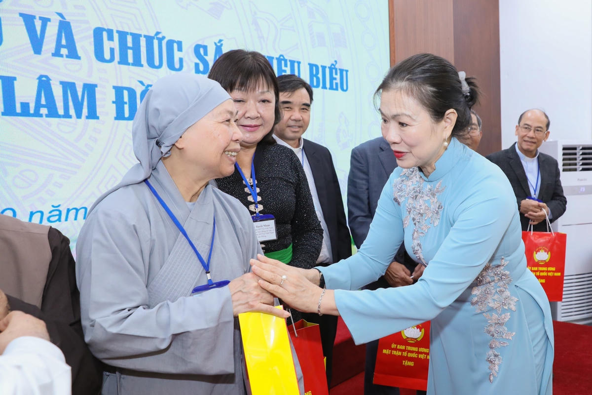Phó Chủ tịch Trương Thị Ngọc Ánh tặng quà đại biểu dân tộc thiểu số và chức sắc tiêu biểu các tôn giáo tỉnh Lâm Đồng.
