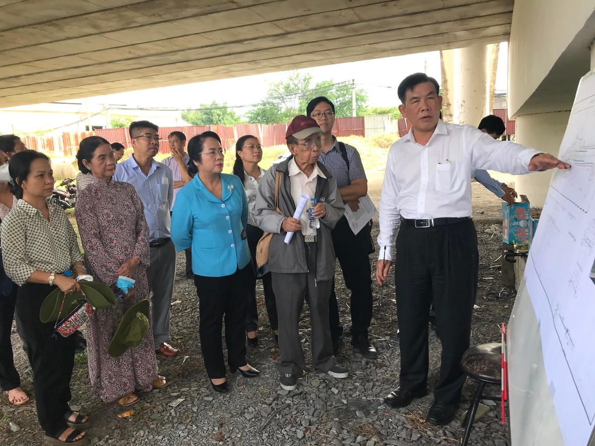 Bà Trần Kim Yến cùng đoàn giám sát, giám sát một công trình giao thông tại quận Bình Tân vào tháng 6/2023.