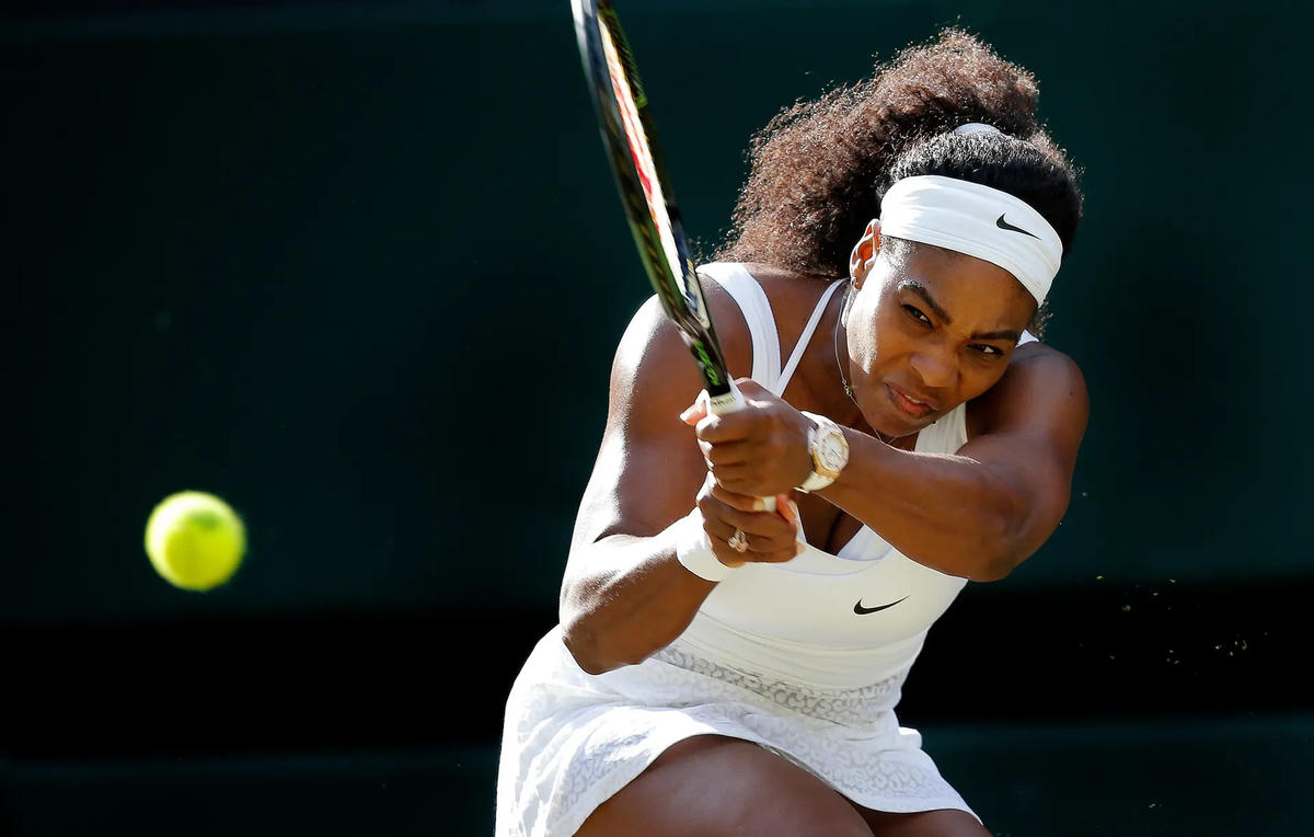 Williams trở lại trong trận đấu với Victoria Azarenka trên sân Centre trong ngày thứ tám của Wimbledon 2015. Cô tiếp tục đòi giành một danh hiệu nữa. Ảnh: The Guardian