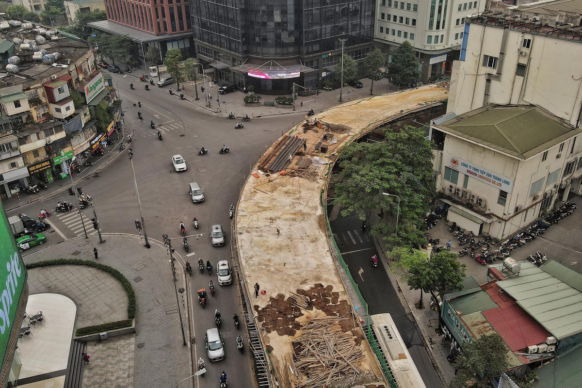 "Tuy nhiên, thông qua báo, đài tôi biết thông tin dự án này lại tiếp tục lùi tiến độ phải đến cuối tháng 6/2023 mới có thể đi vào hoạt động. Trong khi, người dân chúng tôi ngày nào cũng ngập trong cảnh ùn tắc. Chúng tôi mong các cơ quan nhà nước kiên quyết yêu cầu chủ đầu tư đẩy nhanh tiến độ. Không thể cứ thích nói lùi là lùi", chị Linh cho hay.
