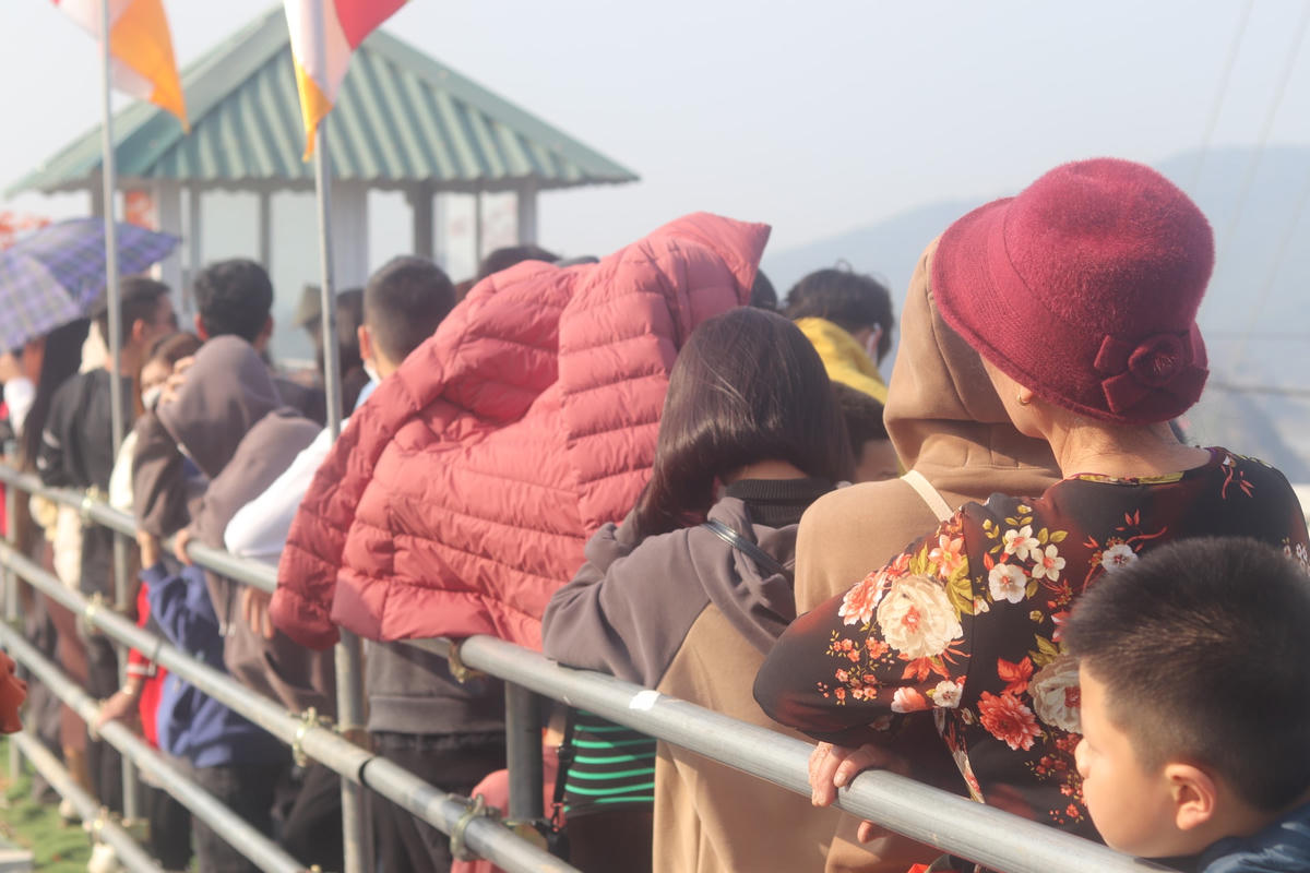 Trong những thời điểm có nắng gắt, người dân tỏ ra khá mệt mỏi khi phải chờ đợi đến lượt lên cầu.