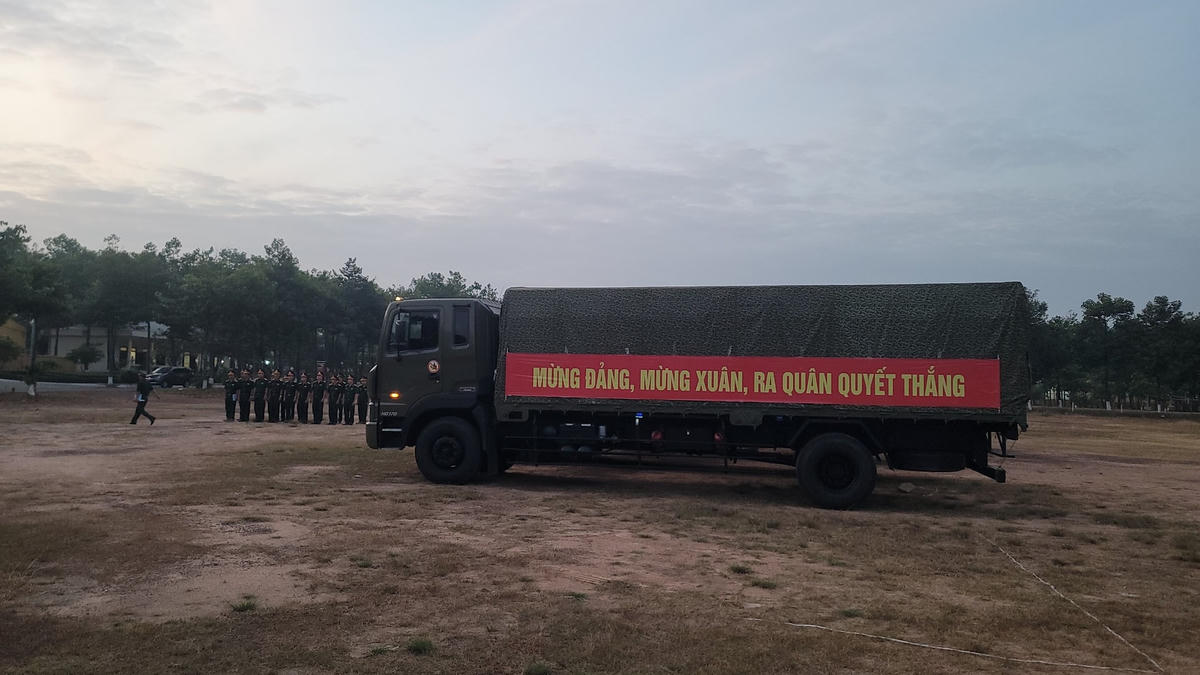 Quang cảnh ra quân, vận chuyển quân phục vụ các Quân khu, Quân đoàn và các đơn vị quốc phòng phía Nam. (Ảnh: Hồ Lê).