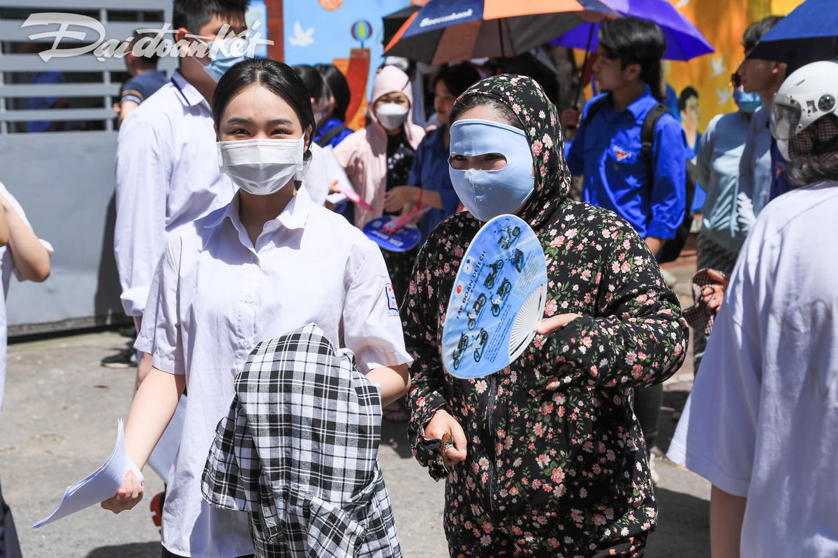 Kết thúc kỳ thi vào 10, thí sinh vui sướng, phụ huynh như trút gánh nặng lớn