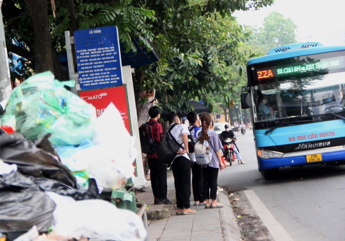 Nhiều nhà chờ trên phố Nguyễn Trãi, Thái Hà bị rác thải "bủa vây" chặn lối vào của xe buýt, bốc mùi hôi thối ảnh hưởng đến người dân.
