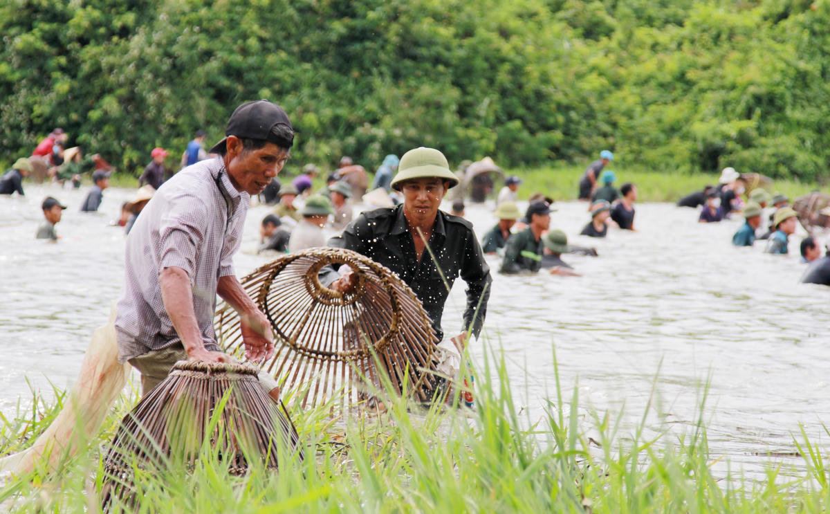 Sau trống khai hội, hàng nghìn người đua nhau xuống đầm Vực Rào bắt cá