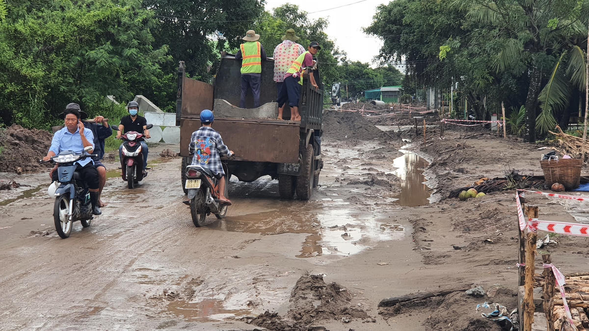 Người dân sinh sống dọc theo tuyến đường Lò Rèn cho biết, họ thường xuyên bị ngã xe vì đường trơn quá, nhiều cháu học sinh cũng bị sự cố trên đường đến trường.