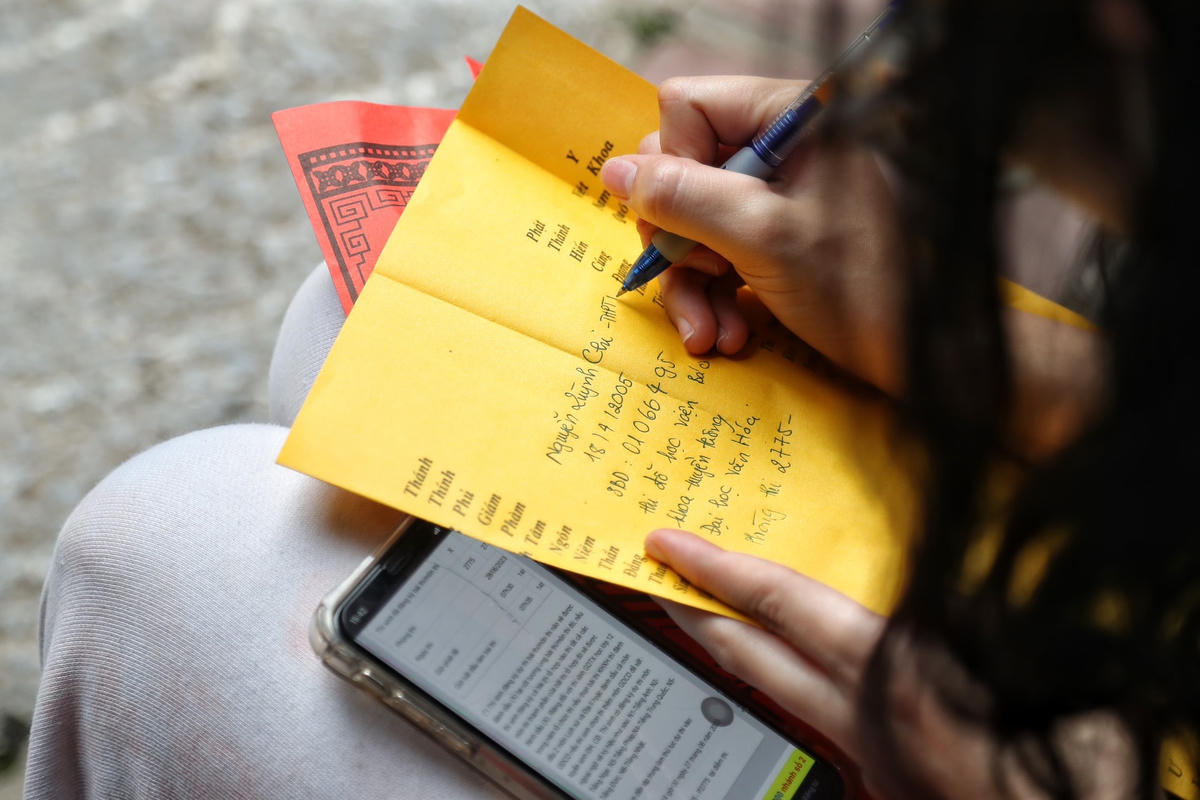 Nhiều sĩ tử viết tên, tuổi, địa chỉ, số báo danh lên sớ với mong muốn gặp nhiều may mắn để vượt qua kỳ thi quan trọng của cuộc đời.