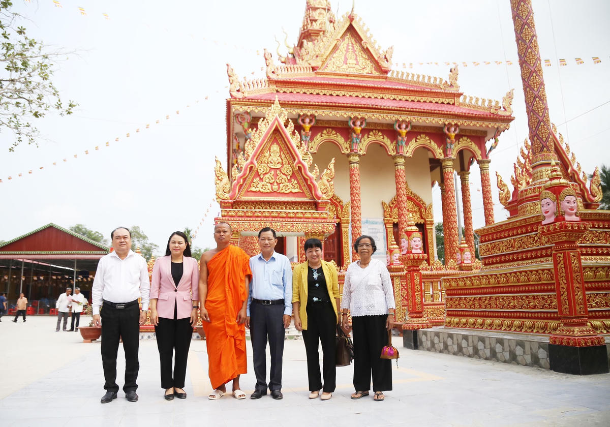 Phó Chủ tịch - Tổng Thư ký Nguyễn Thị Thu Hà cùng lãnh đạo tỉnh Hậu Giang chụp ảnh lưu niệm tại Chùa Chín Ngàn. 