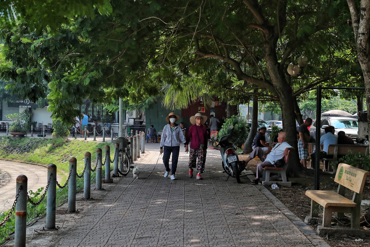 Tương tự, bà Nguyễn Thị Hồng người dân sinh sống gần hồ Trung Văn cho hay, hơn 1 năm nay hồ mới cạn trơ đáy. Người dân cũng đã đóng góp để cải tạo nạo vét lại các cống để lấy nước xuống nhưng đến nay hồ vẫn chưa có nước.