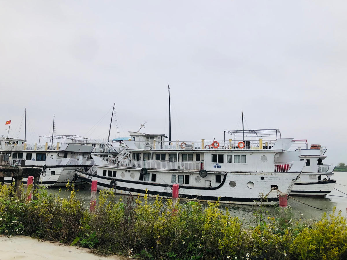 Cùng với nhà hàng rộng hàng trăm m2 là các tàu du lịch đậu đỗ khu vực cảng.