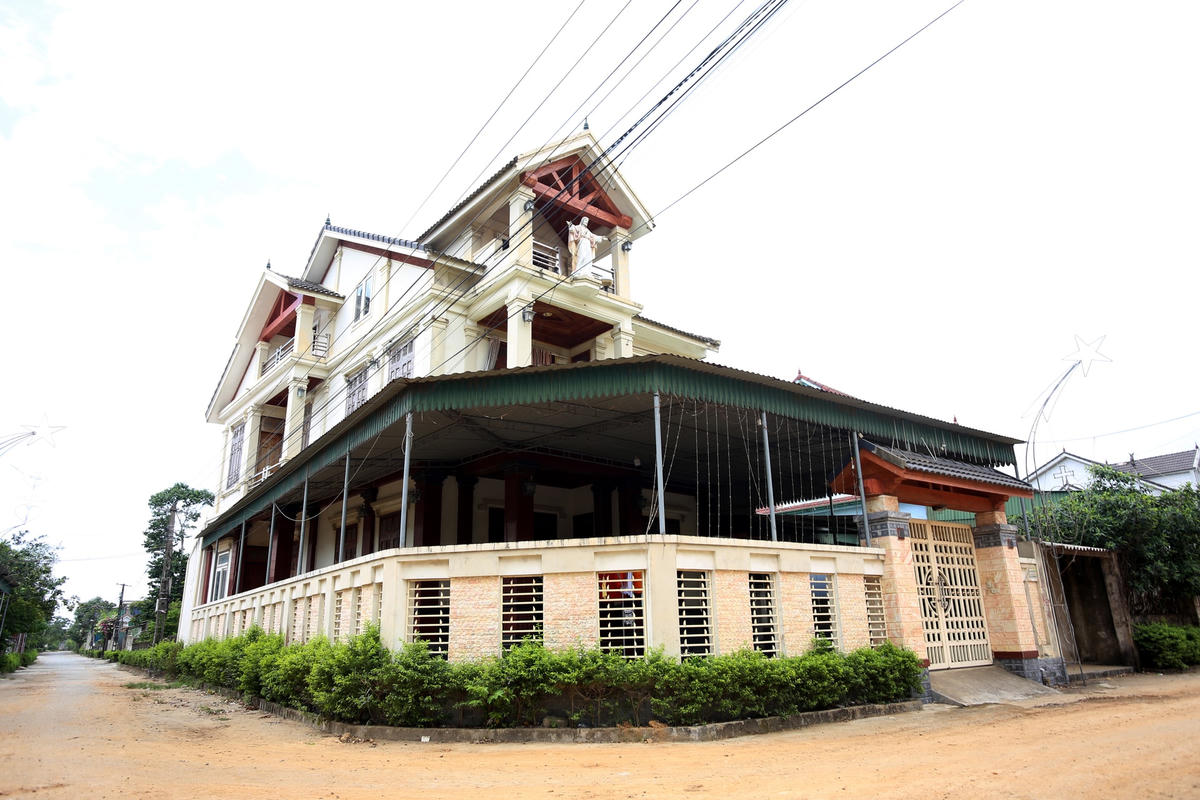 Tại làng biển Xuân Liên (huyện Nghi Xuân) việc người dân xuất ngoại cũng khiến cuộc sống địa phương nâng cao. Riêng xã Xuân Liên có hơn 7.000 nhân khẩu thì người đi nước ngoài đã hơn 2.000 lao động.