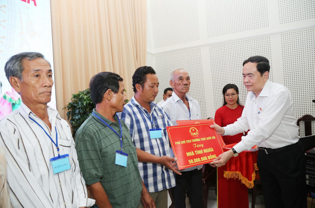 Phó Chủ tịch Thường trực Quốc hội Trần Thanh Mẫn trao nhà cho các hộ chính sách nghèo và cận nghèo.