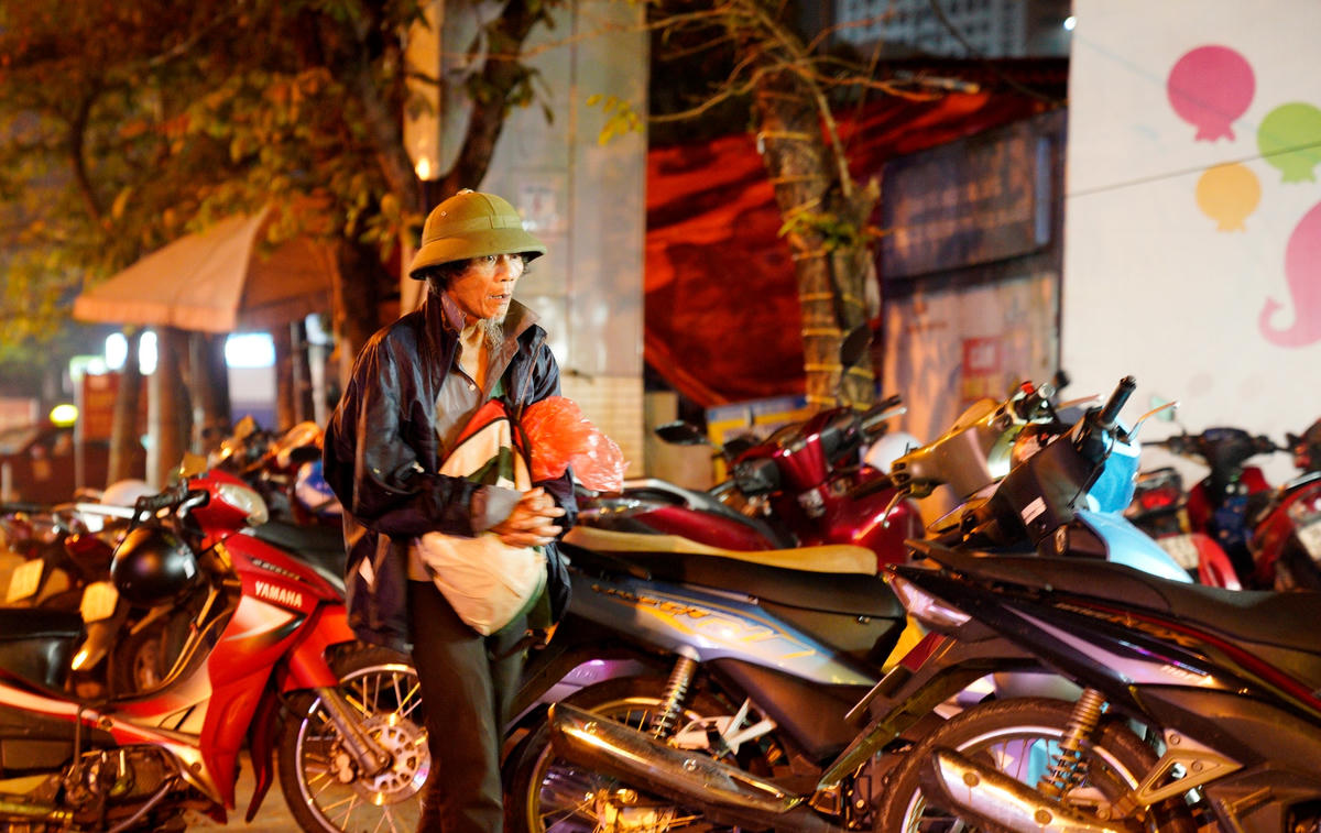 Những người dân bị mất sức lao động cũng tranh thủ đi tìm những người cảm thông chia sẻ.