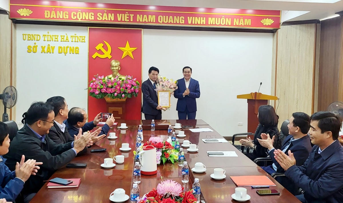 Ông Võ Trọng Hải, Chủ tịch UBND tỉnh Hà Tĩnh trao Quyết định bổ nhiệm Giám đốc Sở Xây dựng cho ông Nguyễn Quốc Hà.
