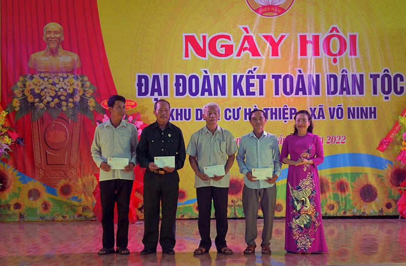 Bà Phạm Thị Hân, Chủ tịch Uỷ ban MTTQ Việt Nam tỉnh Quảng Bình trao tặng quà cho các hộ tiêu biểu ở khu dân cư thôn Hà Thiệp.
