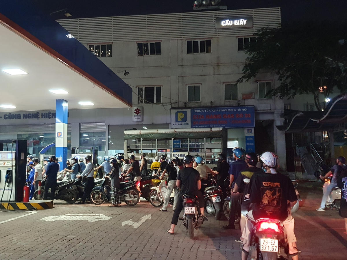 Ghi nhận của Đại Đoàn Kết Online, khoảng 22h ngày 31/5, rất nhiều cây xăng tại Hà Nôi vẫn nườm nượp người xếp hàng chờ đợi.