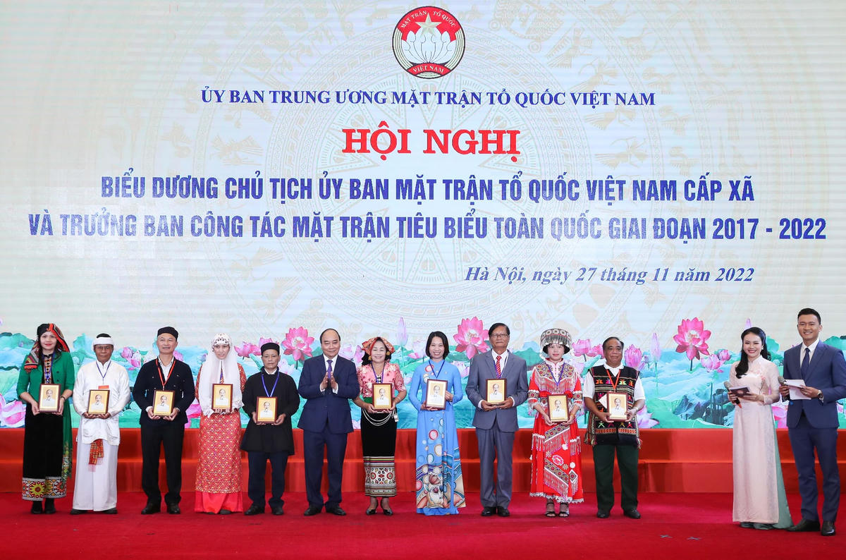 Chủ tịch nước Nguyễn Xuân Phúc tặng quà cho đại diện 299 điển hình xuất sắc, tiêu biểu tại Hội nghị. Ảnh Quang VInh 