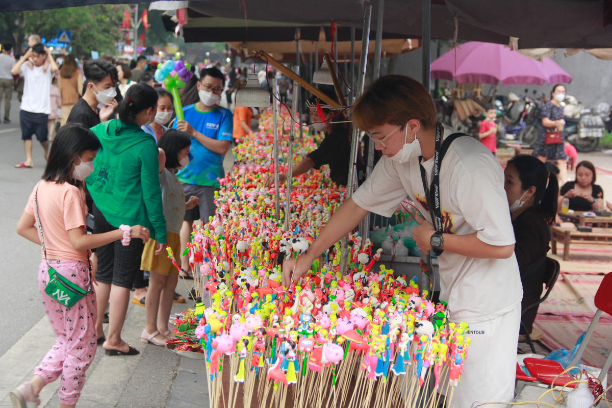 Nằm đối diện với đền Ngọc Sơn, những sạp tò he tại phố đi bộ hồ Gươm mỗi dịp cuối tuần thu hút được sự quan tâm đặc biệt của những bạn trẻ và du khách.