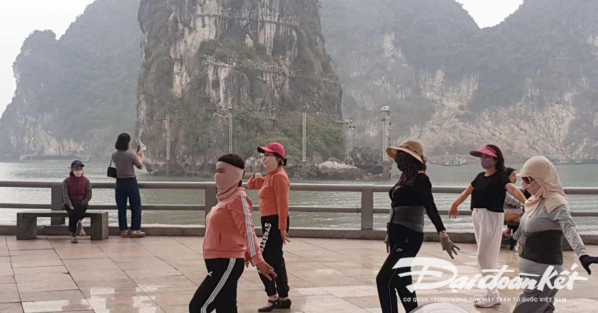 Mùi ô nhiễm nặng nề khiến người dân tập thể dục bên bờ biển cũng phải bịt khăn kín mặt. Ảnh: Nguyễn Quý.