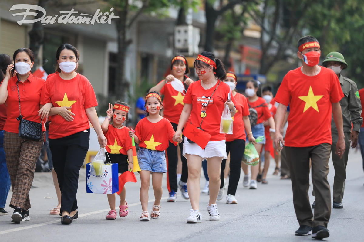 Trước giờ thi đấu, hàng nghìn CĐV đã đổ về sân Cẩm Phả chờ đến giờ bóng lăn trận chung kết bóng đá nữ Việt Nam gặp Thái Lan.