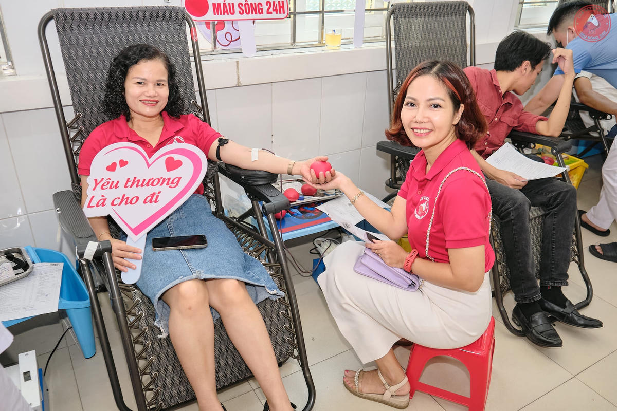 Chị Lê Thị Nguyệt Hằng (phường Hà Khánh, TP Hạ Long) tham gia hiến máu trong ngày ra mắt CLB Ngân hàng máu sống 24h.