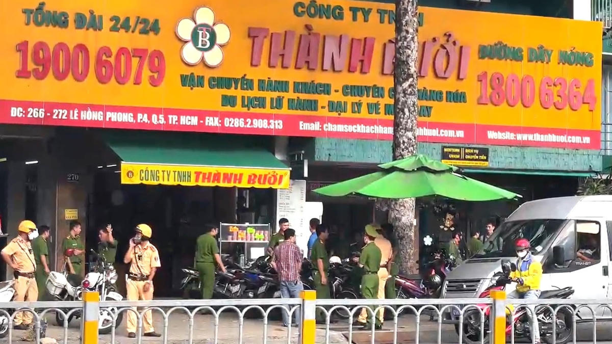 Lực lượng chức năng kiểm tra trụ sở Công ty TNHH Thành Bưởi tại quận 5, TPHCM.