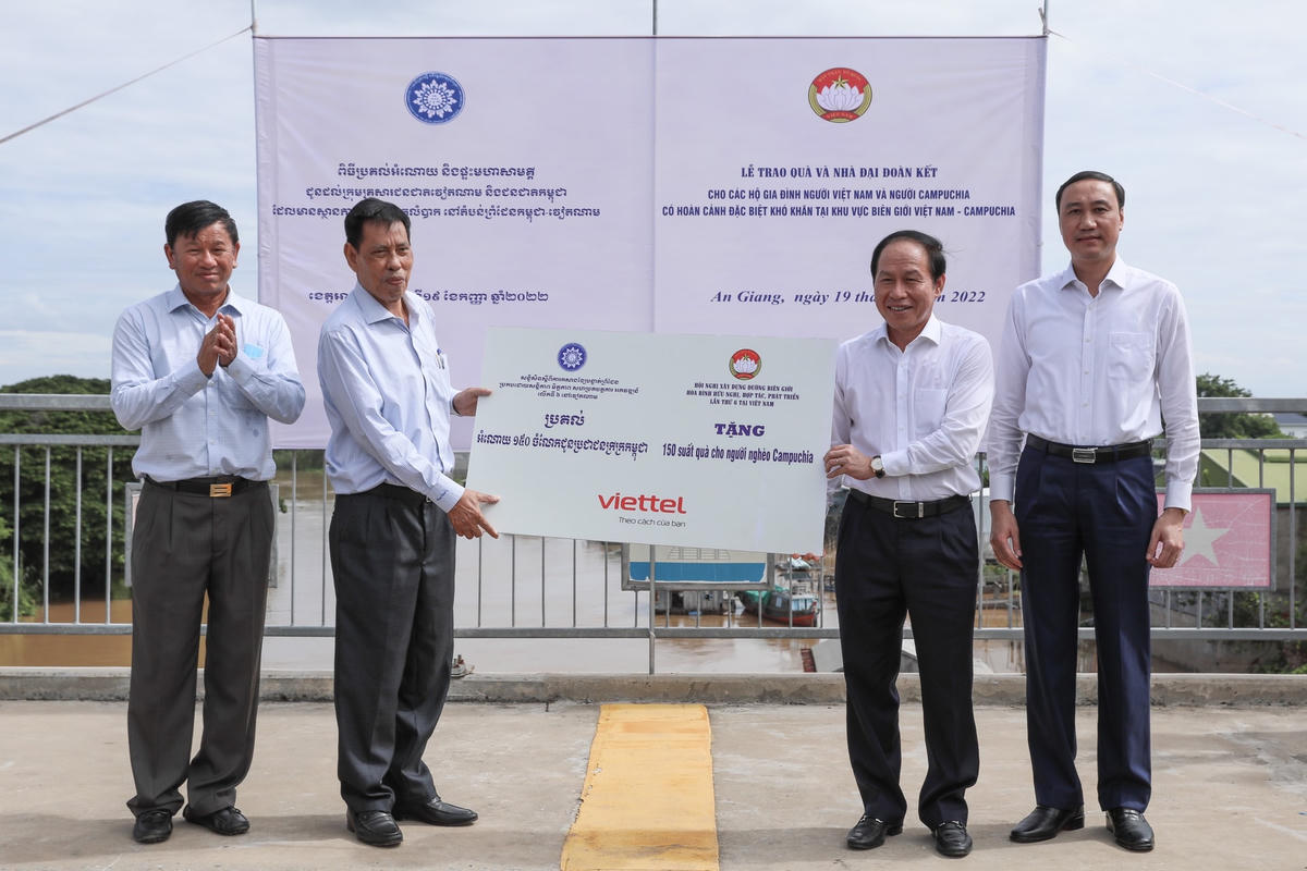 Ông Lê Tiến Châu, Ủy viên Trung ương Đảng, Phó Chủ tịch – Tổng Thư ký UBTƯ MTTQ Việt Nam trao biển tượng trưng 150 suất quà cho người nghèo tại Campuchia.