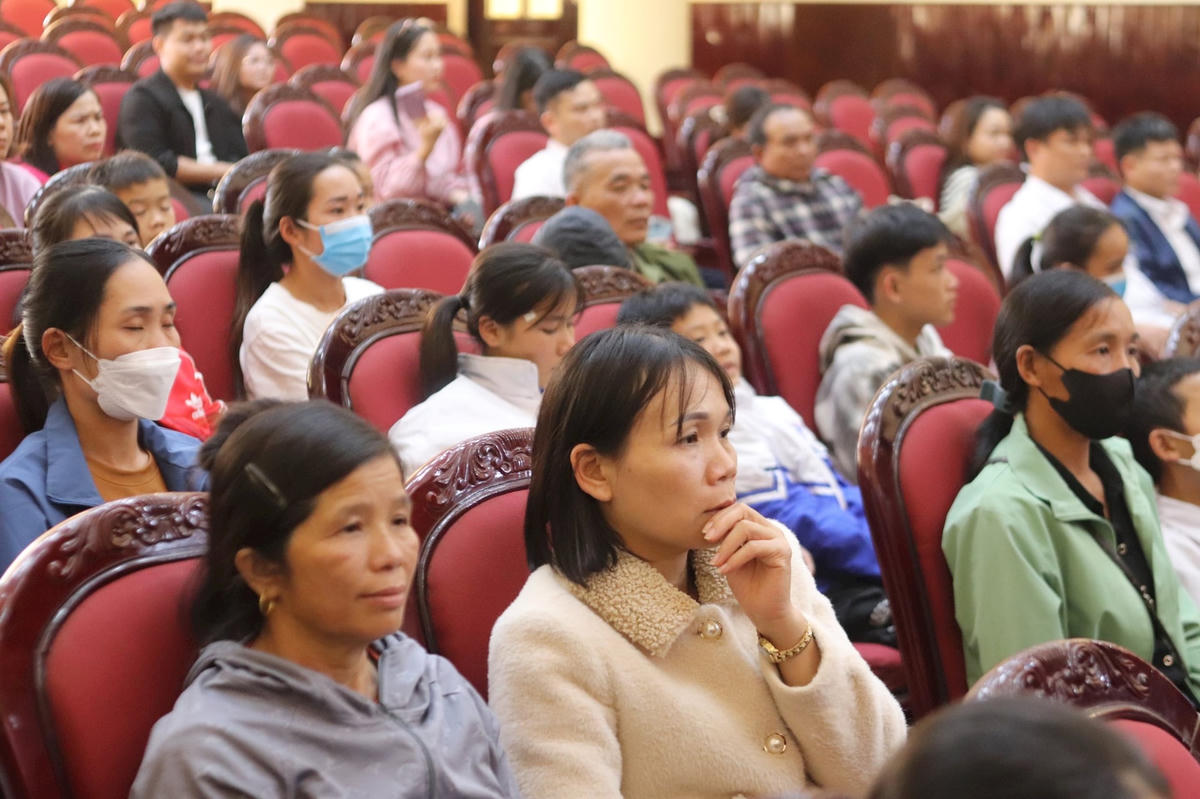 hoc-sinh-nhan-qua.jpg