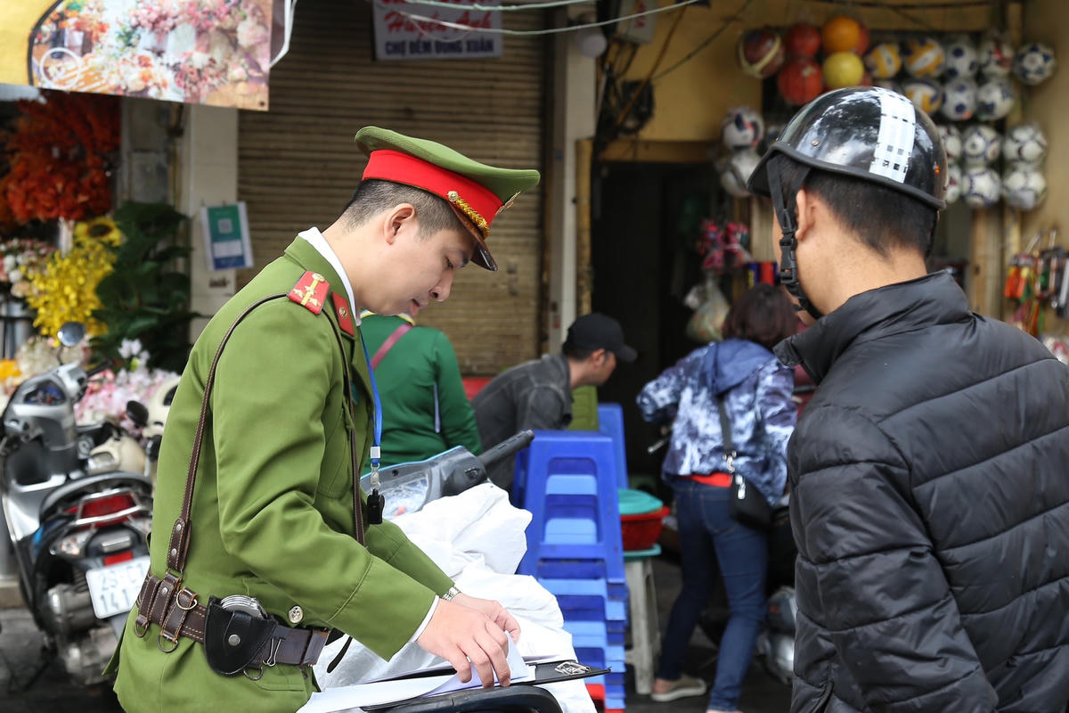 Lực lượng chức năng lập biên bản vi phạm.