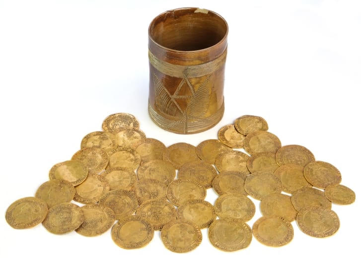 Anh: Phát hiện kho tiền xu cổ trị giá 290 nghìn USD dưới sàn nhà bếp