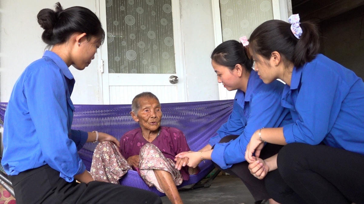 Đoàn viên, thanh niên thăm hỏi sức khỏe Mẹ VNAH Cao Thị Chánh.