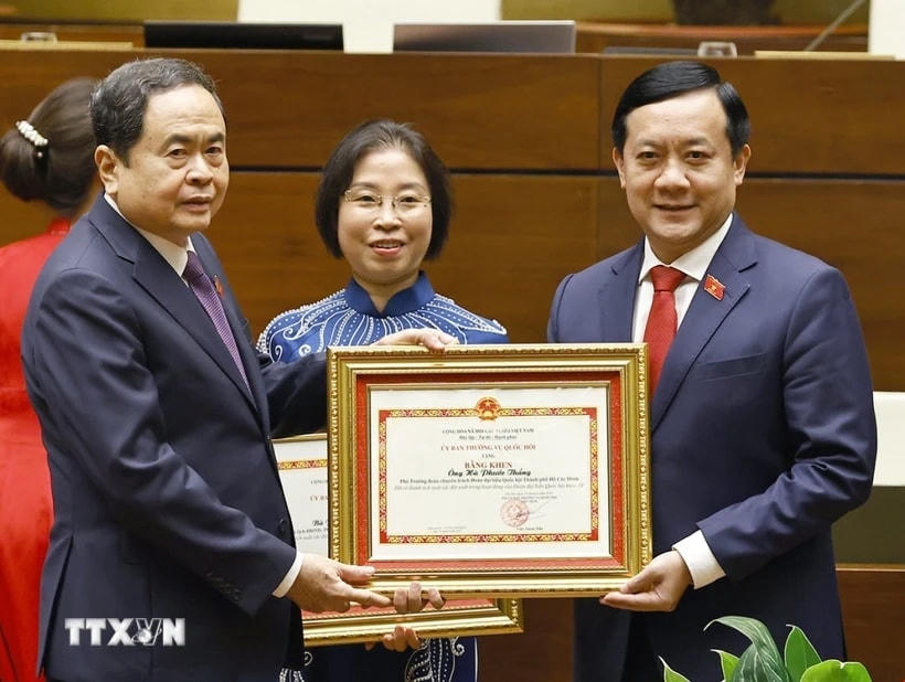 Chủ tịch Quốc hội Trần Thanh Mẫn trao tặng Bằng khen cho các Trưởng đoàn, Phó Trưởng đoàn chuyên trách có thành tích xuất sắc trong hoạt động của Đoàn đại biểu Quốc hội khoá XV. (Ảnh: Doãn Tấn/TTXVN)
